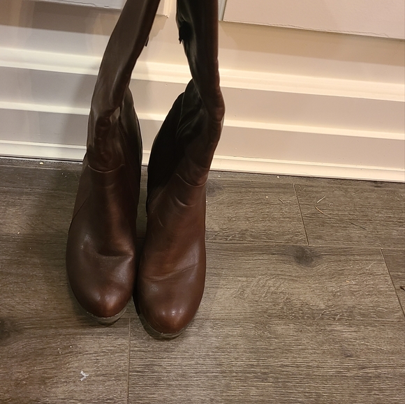Brown boots w/ 3.5" heel - Picture 2 of 2